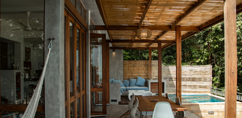 Créer un coin détente extérieur : pergola, salon de jardin et éclairage