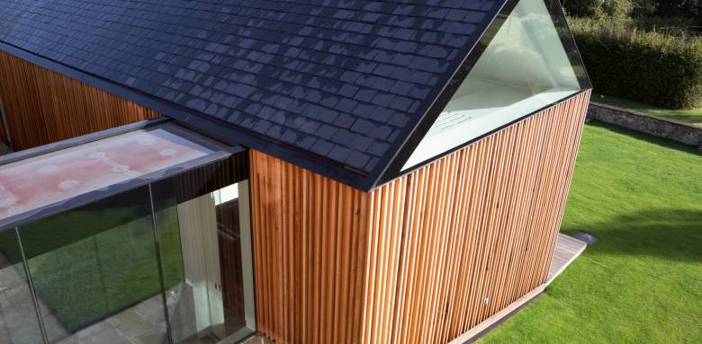 Une extension bois avec vitres.