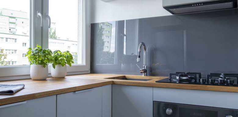 Cuisine en appartement avec crédence résine brillante