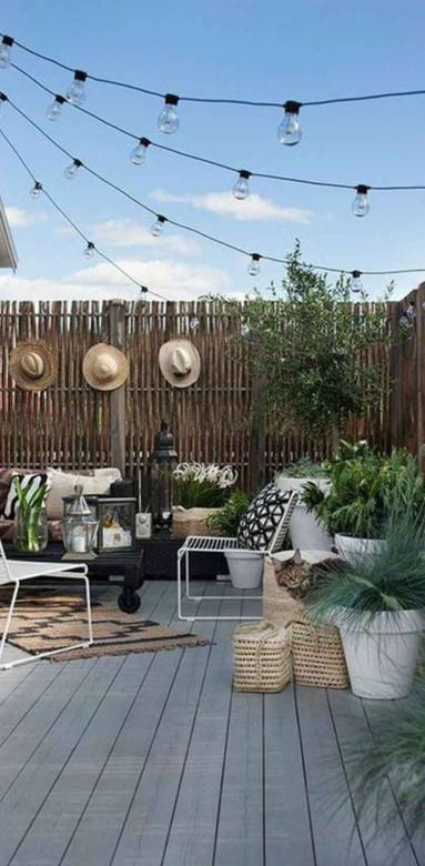 Terrasse aménage avec décoration sur brise-vue