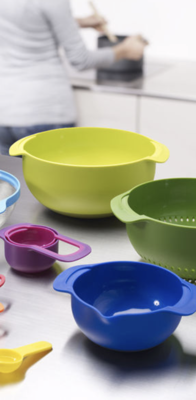 Saladiers et passoires multicolores, Joseph Joseph
