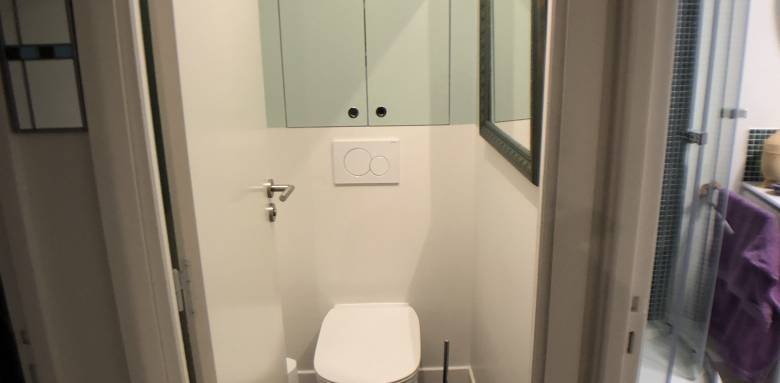 wc séparés d'une salle de bain dans un appartement au chesnay