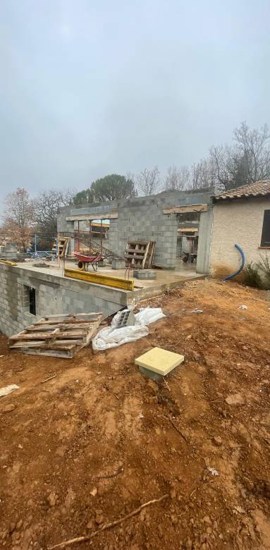 maison sur Saint-Julien le Montagnier La Maison Des Travaux de Manosque pour tout le gros œuvre d’une extension de maison.