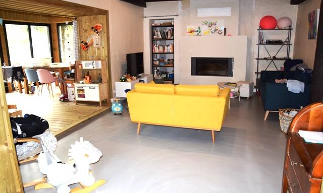 Revêtement de sol en béton ciré dans le salon - Lille 59