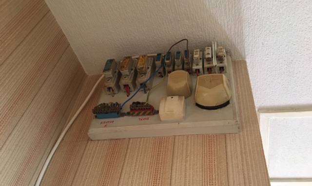 Ancien tableau électrique qui n'est plus aux normes ! - Nantes 44