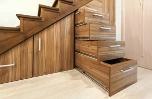 Aménager l'espace sous l'escalier avec des rangements.