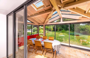 Véranda en bois et en aluminium