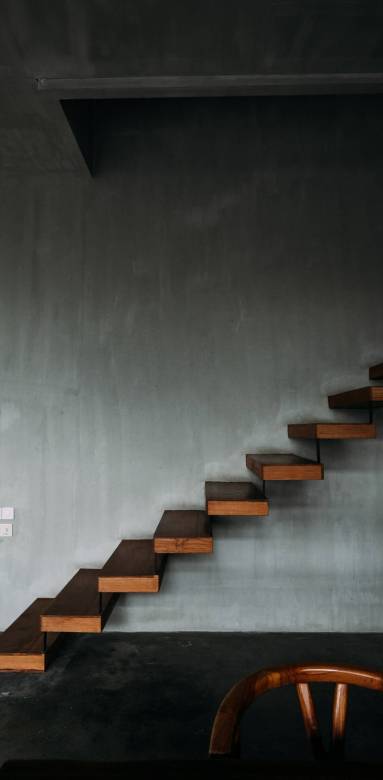Escalier reposant sur un mur de tadelakt 