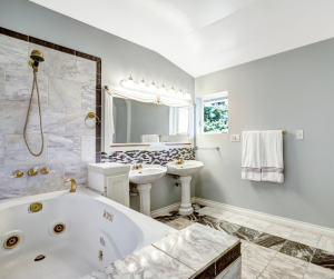 Une baignoire balnéo dans une salle de bains Arras