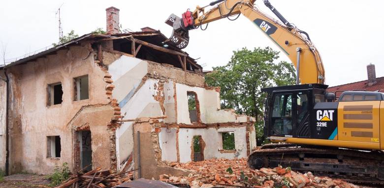 La démolition d'une maison doit obligatoirement être effectuée par des professionnels.