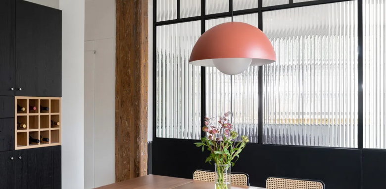 Rénovation appartement Paris 17 : Le verre strié, la touche graphique de votre intérieur 