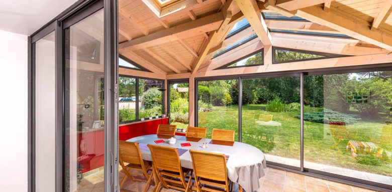 Véranda en bois et en aluminium