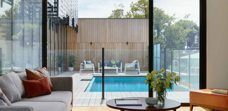 Baie vitrée donnant sur une piscine 