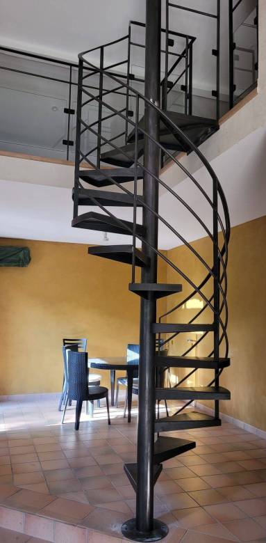 Escalier hélicoïdal métal design à Francheville 69340