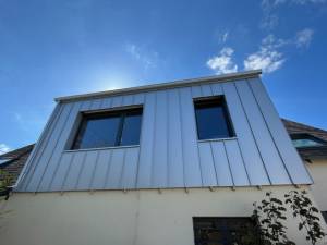 Surélévation de maison en ossature bois avec son bardage en zinc quartz gris clair à joint debout - 44 Nantes