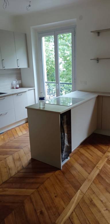  Un parquet massif dans une cuisine à Versailles