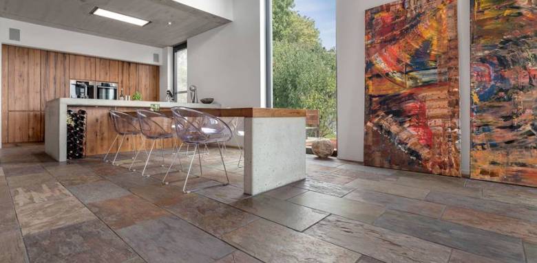 sol intérieur en ardoise rouge et marron