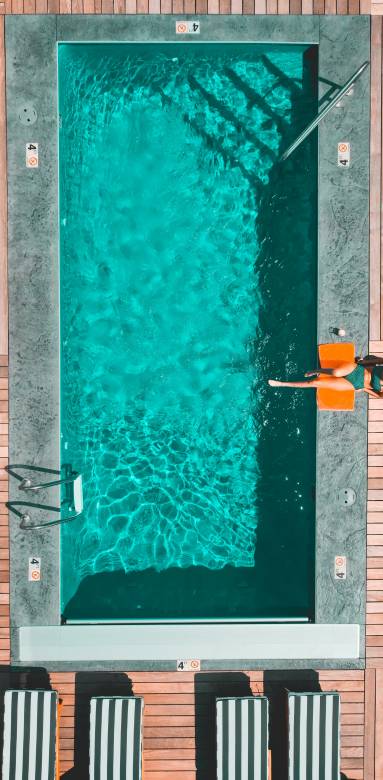 Piscine coque ou piscine béton : laquelle choisir ?