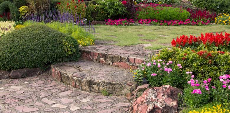 Aménagement de jardin avec massifs de fleurs et escalier extérieur - Lille 59