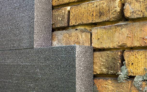 couche d'isolant sur mur en brique
