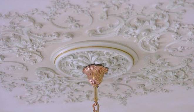 Plafond avec rosace centrale en staff décor régence