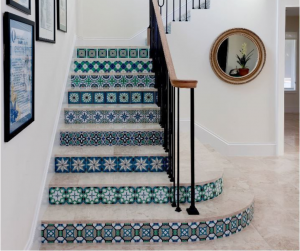 Contre-marches avec adhésifs décoratifs