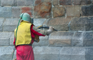 Décapage d'un mur en pierre par sablage
