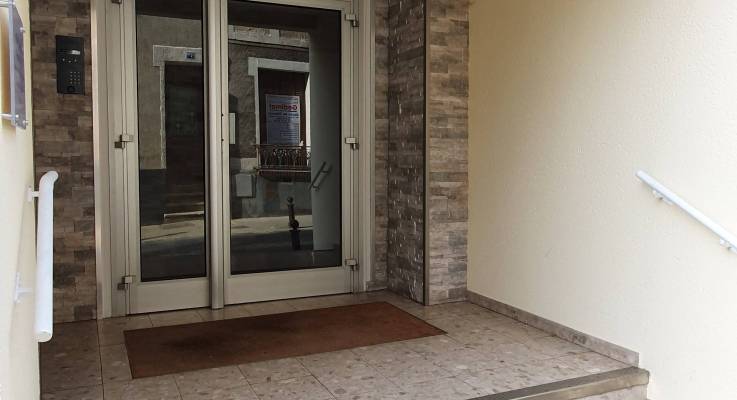  Entrée rénovée d'un immeuble d'habitation - Brie-Comte-Robert 77170