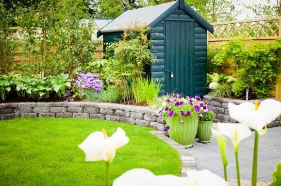 L'abris de jardin est parfaitement intégré au jardin