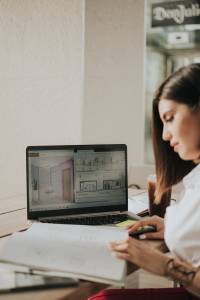 Architecte décoratrice d'intérieur sur une étude de projet de rénovation intérieure - Montauban 82