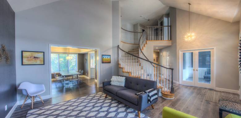 Une élégante et spacieuse entrée avec un plafond cathédrale - Houdan