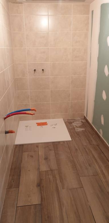 Sol salle d'eau et sanitaires en lames PVC façon bois