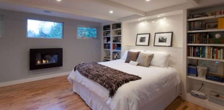 De belles fenêtres pour cette chambre en souplex