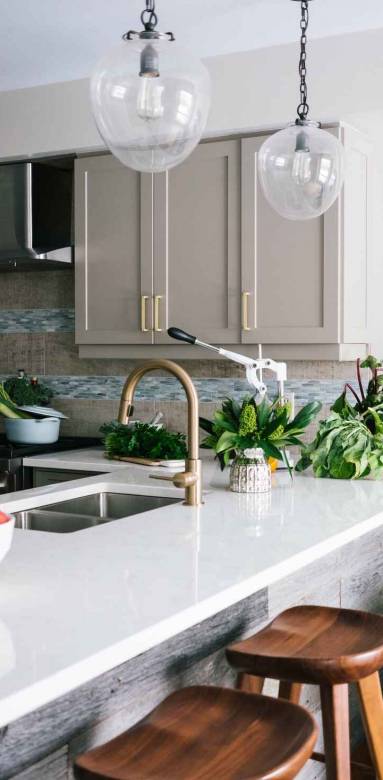 Une cuisine moderne avec un coin bar 