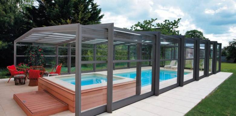 Piscine avec abri à Brunoy