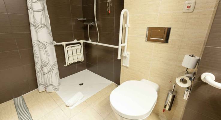 Une salle de bain d'un hôtel accessible aux personnes à mobilité réduite (PMR)