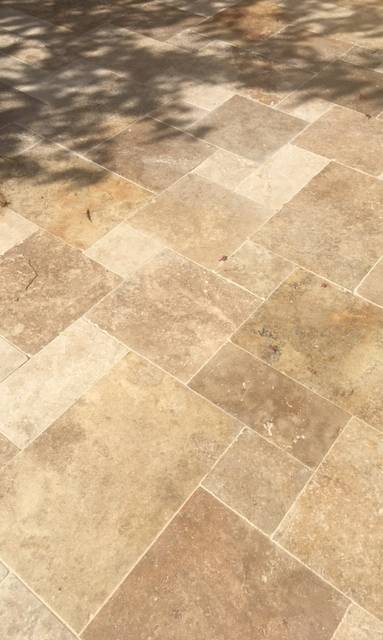 Modernisation d'une terrasse en béton par pose d'un dallage en travertin - Nantes 44