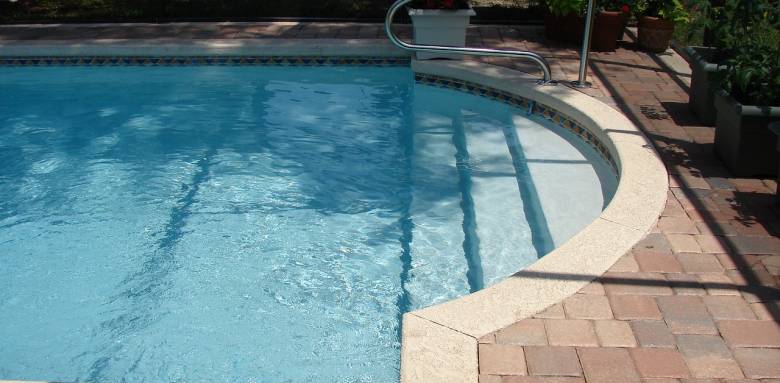 L'invitation irrésistible vers un plongeon paradisiaque. 💦✨ #PiscineEnchantée