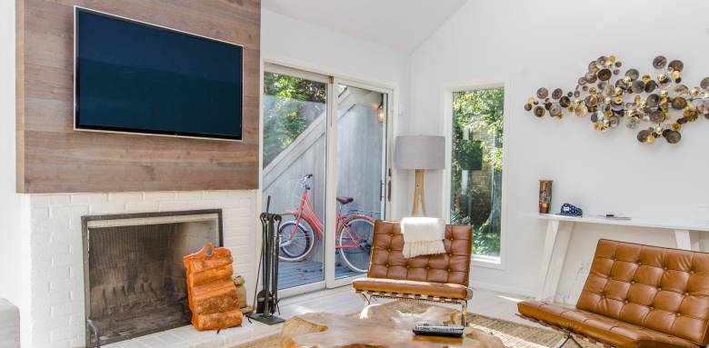 Salon avec plafond cathédrale dans une maison moderne - Yvelines