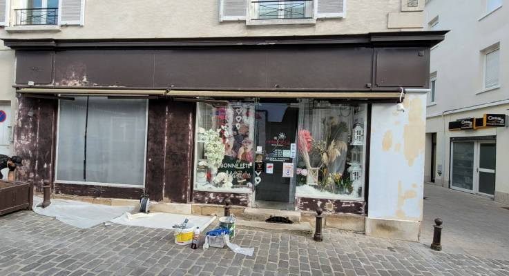 Travaux de rénovation de façade de devanture de boutique fleuriste en cours - Brie-Comte-Robert 77170