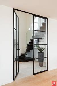 Une porte verrière apportera du cachet à votre intérieur (ici : Tijdloos project Diksmuide sur Hoog.Design)
