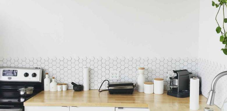 Une cuisine minimaliste avec plan de travail en bois 