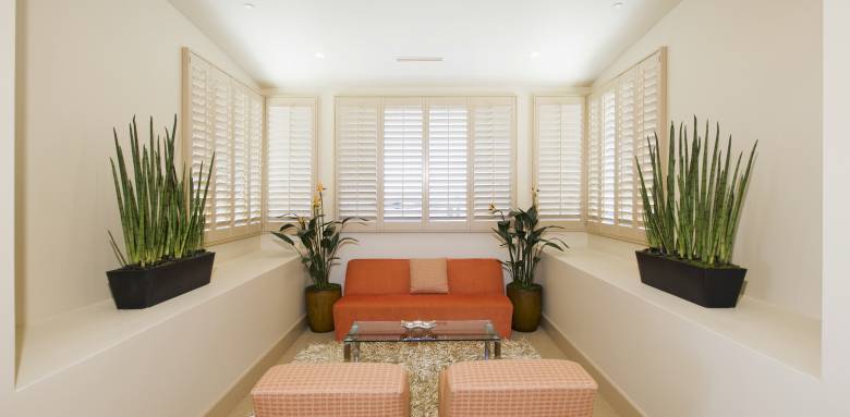 Un salon en longueur à Tours.