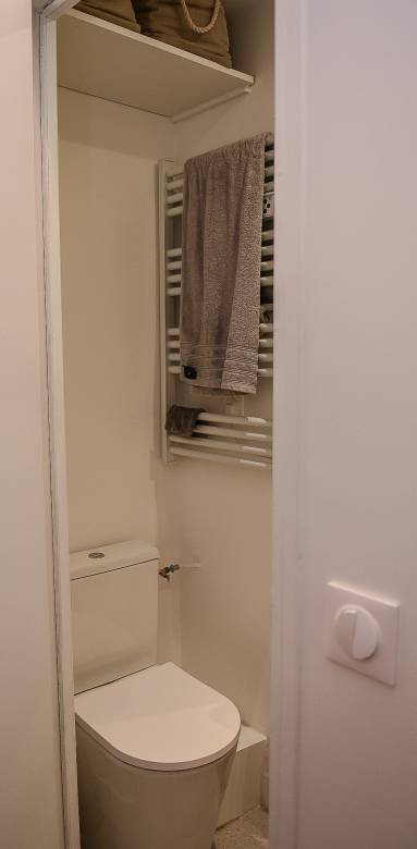 douche dans un studio de 15 à 16 m² à Paris 17