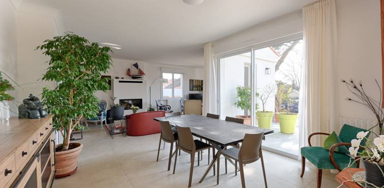 Salon Salle à manger dans une maison à La Queue les Yvelines