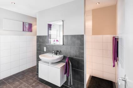 salle de bains avec carrelage