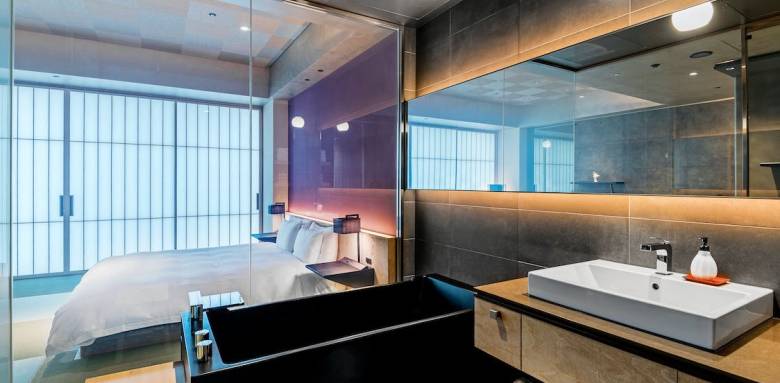 Suite parentale avec salle de bain bois et pierre