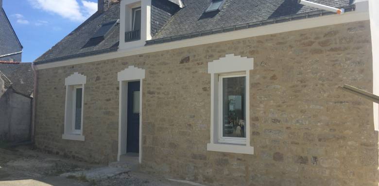 façade en pierre de taille ancienne ferme