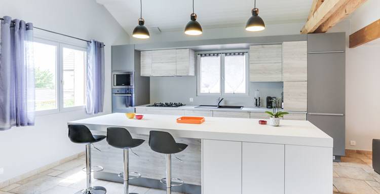 Aménager un espace repas dans la cuisine avec un îlot central - Pornic 44