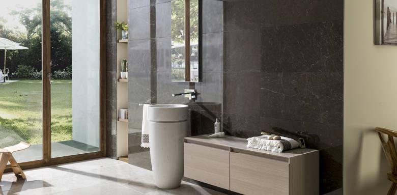 sol en marbre clair et mur en marbre foncé - Porcelanosa